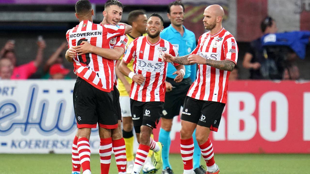 却在场上展 却在场上展